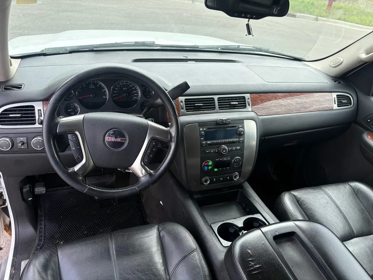 2007 GMC Yukon XL — photo 8 of 16