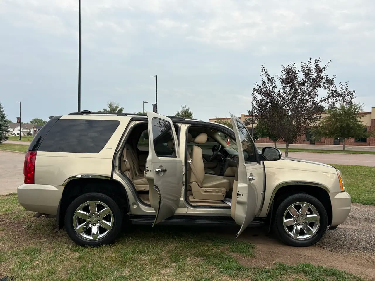 2010 GMC Yukon SLT1 — photo 12 of 18